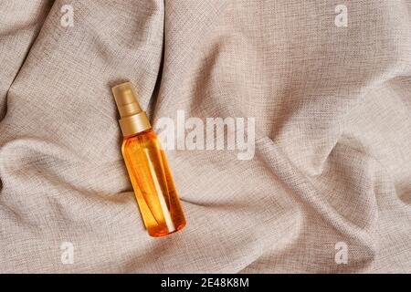 Kosmetische Ölflasche isoliert auf beigem Hintergrund mit Platz für Text Stockfoto