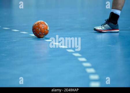 Handball-Ball auf der 9 Meter gepunkteten Linie auf dem Spielfeld Stockfoto