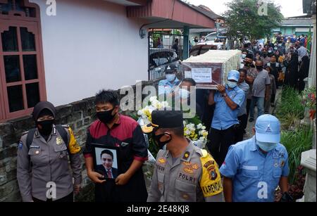 Bangka Belitung, Indonesien. Januar 2021. Palettenträger tragen eine Schatulle mit den Überresten von Yulian Andhika, einem Steward, der an Bord der Sriwijaya Air SJ 182 ums Leben kam, die am 9. Januar bei der Beerdigung auf dem öffentlichen Friedhof von Srimenanti auf der indonesischen Insel Bangka Belitung am 22. Januar Minuten nach dem Start von Jakarta in das Java-Meer stürzte. 2021. (Foto von Hairul Ashter/INA Photo Agency/Sipa USA) Quelle: SIPA USA/Alamy Live News Stockfoto