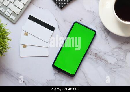Ansicht von oben von Smartphone und Kreditkarten auf Fliesen Hintergrund Stockfoto