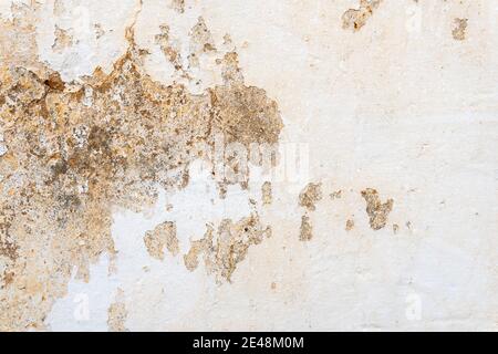 Nahaufnahme der Textur einer alten und verfallenen Kalksteinwand. Hintergrundbild Stockfoto