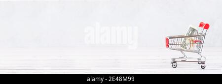 Finanzkonzept, Banknoten im Warenkorb. Warenkorb mit Dollar-Banknoten. Finanzkonzept. Dollar in den Korb Stockfoto