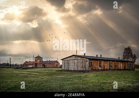 Auschwitz Historisches KZ-Gedenkmuseum 2. Weltkrieg Berkenau II zwei Transport Eisenbahn Bahngleise Aussichtspunkt Sonnenuntergang Sonnenaufgang Stockfoto