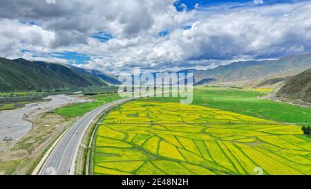 Lhasa. Juli 2019. Luftaufnahme vom 16. Juli 2019 zeigt eine Ansicht der Lhasa-Nyingchi-Hochstraße, südwestlich der Autonomen Region Tibet. In Tibet wurde eine ländliche Autobahn und ein hochwertiges Straßennetz eingerichtet, das Städte und Dörfer miteinander verbindet. Der Ausbau der ländlichen Verkehrsinfrastruktur hat das Leben der Menschen hier verändert. Quelle: Zhang Rufeng/Xinhua/Alamy Live News Stockfoto