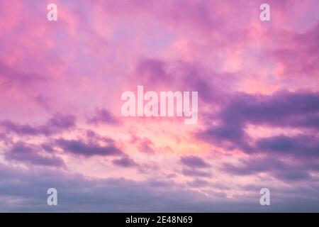 Sonnenaufgangswolken Skyscape weichen rosa und lila Töne. Majestätische Sommertag bewölktes Wetter. Romantische Atmosphäre der trendigen Hintergrund Illustration Desigh in warmen Muster. Wunderschöne Rosenhimmel-Panoramaaufnahme Stockfoto