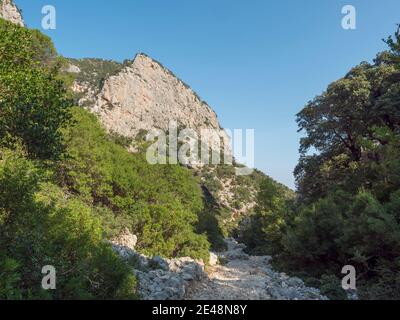 Ein Blick auf felsigen Wanderweg zu Cala Goloritze Strand, Kalksteinfelsen. Berühmtes Reiseziel. Golf von Orosei, Sardinien, Italien, September. Stockfoto