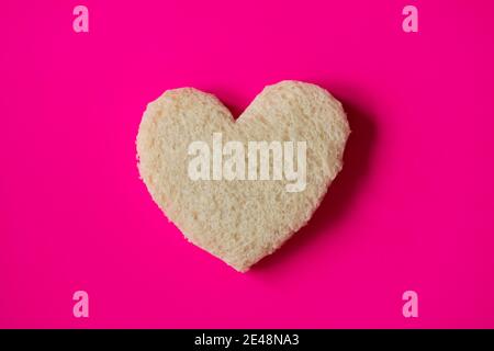 Herzförmige Brotscheibe für ein romantisches Frühstück am Valentinstag. Stockfoto