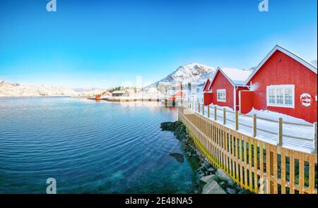 Traditionelle norwegische rote Holzhäuser am Ufer der Sundstraumen Meerenge, die Moskenesoya und Flakstadoya Inseln trennt. Lage: Flakstadoy Stockfoto