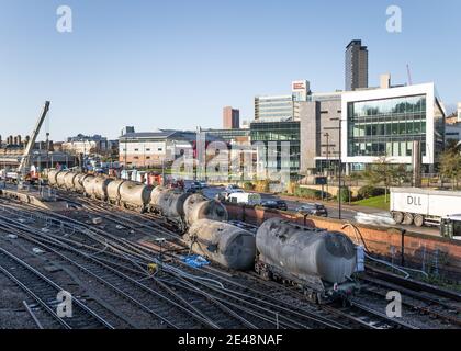 Sheffield Zug Waggon Station Absturz mit umgedrehten entgleiste Tankwagen Züge Mit dem Kran auf Plattform gegenüber Universitätsgebäude Unfall angehoben Stockfoto