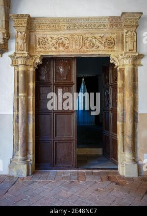 ALMAGRO, SPANIEN - 25. Feb 2015: Almagro, Spanien - 25. Februar 2015: Fenster im Renaissance-Kreuzgang, im Kloster der Himmelfahrt von Ca Stockfoto