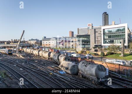 Sheffield Zug Waggon Station Absturz mit umgedrehten entgleiste Tankwagen Züge Mit dem Kran auf Plattform gegenüber Universitätsgebäude Unfall angehoben Stockfoto