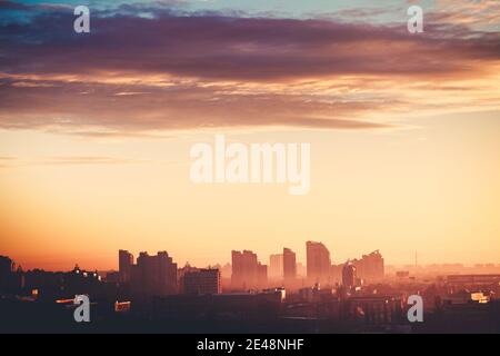 Kiew Luftbild Stadtbild Sonnenaufgang Silhouette Illustration: Dunkle Wolke auf weichen hellen Himmel. Ukraine, Stadt in der Innenstadt in den Morgen warmen Tönen. Erstaunliche Stadt Wolkenkratzer, Häuser, Türme, Gebäude in Kinoaufnahme Stockfoto