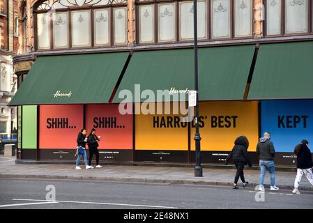 Harrods, Knightsbridge, London, Großbritannien. Januar 2021. Coronavirus-Pandemie, Lockdown 3. Harrods ist geschlossen und die Fenster sind verdeckt. Kredit: Matthew Chattle/Alamy Live Nachrichten Stockfoto