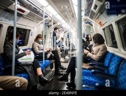 Lockdown Pandemie Maske trägt auf der unterirdischen sozialen Distanzierung Reise Transport Covid 19 Vorschriften TFL Einschränkungen Pendler London Touristen Stockfoto