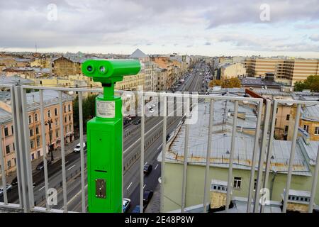 Münzfernglas mit Blick auf die herbstliche Landschaft. Hochwertige Fotos Stockfoto