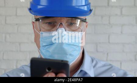 Selbstbewusstes Bild mit einem Techniker, der eine Gesichtsschutzmaske trägt Viren Stockfoto