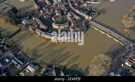 Shrewsbury, Shropshire, Großbritannien 22. Januar 2021. Fluss Severn überflutet die Stadt in der Nähe der englischen Brücke. Kredit: Sam Bagnall/Alamy Live Nachrichten Stockfoto