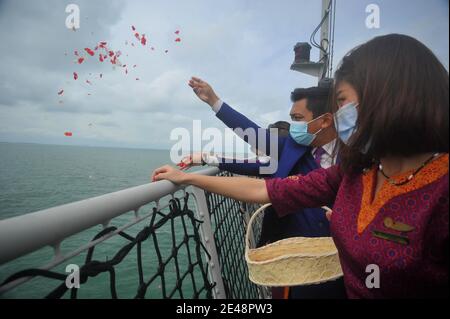 Jakarta, Indonesien. Januar 2021. Mitglieder der Sriwijaya Air Crew werfen Blumen ins Meer, um den Opfern des abgestürzten Sriwijaya Air Fluges SJ 182 auf dem Deck des indonesischen Navy-Spitalschiffs KRI Semarang in den Gewässern von Jakarta, Indonesien, zu Tribut zu zollen, 22. Januar 2021. Kredit: Zulkarnain/Xinhua/Alamy Live Nachrichten Stockfoto