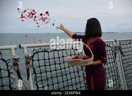 Jakarta, Indonesien. Januar 2021. Ein Mitglied der Sriwijaya Air Crew wirft Blumen ins Meer, um den Opfern des abgestürzten Sriwijaya Air Fluges SJ 182 auf dem Deck des indonesischen Navy-Spitalschiffs KRI Semarang in den Gewässern von Jakarta, Indonesien, am 22. Januar 2021 Tribut zu zollen. Kredit: Zulkarnain/Xinhua/Alamy Live Nachrichten Stockfoto