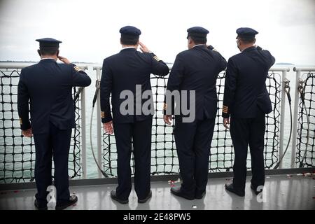 Jakarta, Indonesien. Januar 2021. Die Mitglieder der Sriwijaya Air Crew begrüßen die Opfer des abgestürzten Sriwijaya Air Fluges SJ 182 auf dem Deck des indonesischen Navy-Spitalschiffs KRI Semarang in den Gewässern von Jakarta, Indonesien, 22. Januar 2021. Kredit: Zulkarnain/Xinhua/Alamy Live Nachrichten Stockfoto