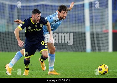 Mattia Sprocati von Parma (L) vies für den Ball mit Francesco Acerbi von Lazio (R) während der italienischen Cup, Runde des 16 Fußballspiel zwischen SS Lazio und Parma Calcio am 21. Januar 2021 im Stadio Olimpico in Rom, Italien - Foto Federico Proietti / DPPI / LiveMedia Stockfoto