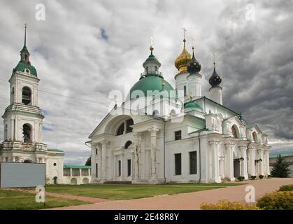 Die Kirche des heiligen Jakobus von Rostow von Rostow im Kloster des heiligen Jakobsretters (Spaso-Jakowlewski Kloster) in Rostow (Rostow Groß). Jaroslawl Oblast. Ru Stockfoto