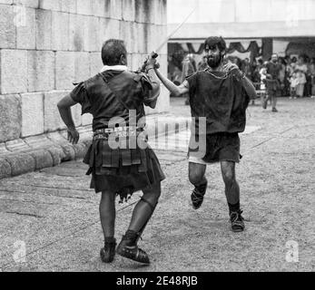 MERIDA, SPANIEN - 27. Sep 2014: Zwei Menschen in Kostümen von römischen Legionären und Barbaren, beteiligt sich an der historischen Nachstellung von Kriegen gegen Stockfoto