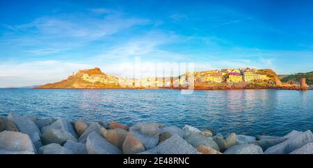 Stadtbild von Castelsardo Marina bei Sonnenuntergang. Lage: Castelsardo, Provinz Sassari, Sardinien, Italien, Europa Stockfoto