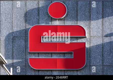 Ratzeburg, 21. Januar 2021: Schild mit dem roten Logo der Sparkasse an der Fassade eines modernen Bürogebäudes. Stockfoto