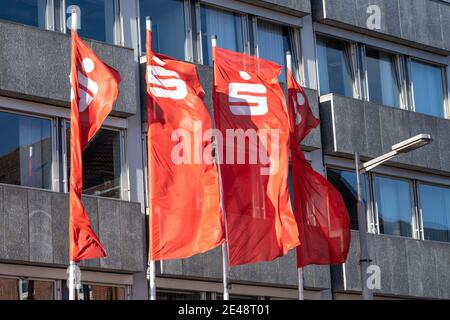 Ratzeburg, 21. Januar 2021: Rote Flaggen mit dem weißen Logo der Sparkasse, die im Wind vor einer Sparkasse winkt Stockfoto