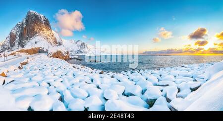 Herrliche Winteransicht in der Nähe von Hamnoy Dorf mit runden Felsen und Festhaeltinden Berg im Hintergrund. Ort: Hamnoy, Moskenesoya , Lofoten; Norwegen, Stockfoto