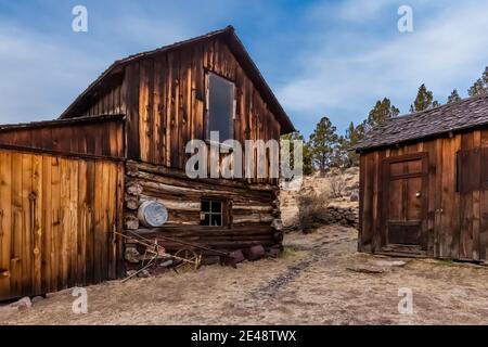 Das Gebäude auf der Riddle Brothers Ranch am Steens Mountain ist als frühes Siedlungsbeispiel im Osten von Oregon, USA, erhalten Stockfoto