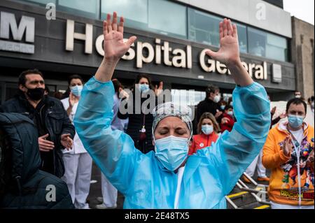 Madrid, Spanien. Januar 2021. Ein Gesundheitshelfer, der während einer Demonstration gegen die erzwungene Überführung des Gesundheitspersonals in das neue Notkrankenhaus Isabel Zendal die Hände aufhob. Die Demonstranten protestieren gegen die Bewältigung der Krise des Coronavirus (COVID-19) durch die Regionalpräsidentin von Madrid Isabel Diaz Ayuso und gegen die Unsicherheit ihrer Arbeit während der Pandemie. Quelle: Marcos del Mazo/Alamy Live News Stockfoto