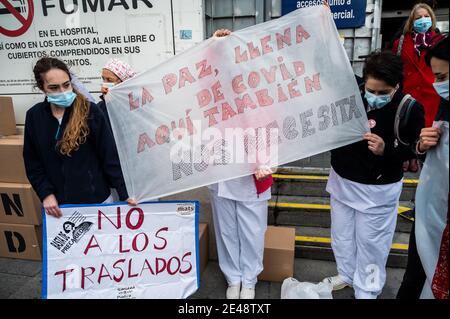 Madrid, Spanien. Januar 2021. Gesundheitshelfer mit Transparenten protestieren im La Paz Krankenhaus während einer Demonstration gegen die erzwungene Überführung von Gesundheitspersonal in das neue Notkrankenhaus Isabel Zendal. Die Demonstranten protestieren gegen die Bewältigung der Krise des Coronavirus (COVID-19) durch die Regionalpräsidentin von Madrid Isabel Diaz Ayuso und gegen die Unsicherheit ihrer Arbeit während der Pandemie. Quelle: Marcos del Mazo/Alamy Live News Stockfoto