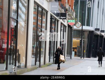 London, Großbritannien. Januar 2021. Eine Frau geht an geschlossenen Geschäften entlang der Oxford Street vorbei.England bleibt unter Verschluss als der Premierminister Boris Johnson sich weigert auszuschließen, dass es nach Ostern und bis in den Sommer dauern könnte, sind Covid-19 Fälle in der letzten Woche gefallen, Aber Großbritannien hatte gestern eine Rekordzahl von 1820 Toten. Kredit: SOPA Images Limited/Alamy Live Nachrichten Stockfoto