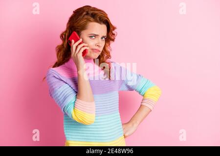 Foto-Porträt der indifferenten Mädchen mit langweiligen Telefongespräch isoliert Auf pastellrosa Hintergrund mit leerem Raum Stockfoto