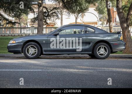 SABADELL, SPANIEN-22. JANUAR 2021: Ford Mustang Coupe (vierte Generation, 1994–2004), Seitenansicht Stockfoto