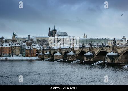 Postkarte Ansicht des Winters Prag Panorama, Tschechische Republik.Amazing europäischen Stadtbild.berühmte Prager Burg, Karlsbrücke, Moldau in eiskalten Tag.Po Stockfoto