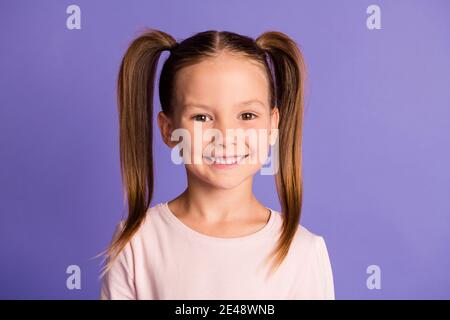 Foto von niedlichen hübschen kleinen Mädchen strahlend schönes Lächeln Gute Stimmung isoliert auf violettem Hintergrund Stockfoto