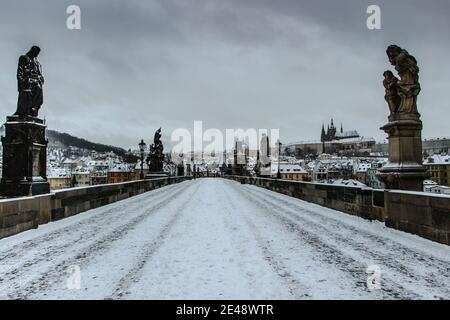 Postkarte Ansicht der Prager Burg von der Karlsbrücke, Tschechische republik.berühmte touristische Destination.Prag Winterpanorama.Snowy Tag in der Stadt.Amazing EUR Stockfoto