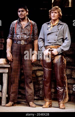 l-r: Alfred Molina (Jud Fry), John Diedrich (Curly McLain) in OKLAHOMA! Von Rodgers & Hammerstein im Palace Theatre, London W1 17/09/1980 Musik: Richard Rodgers Buch & Lyrics: Oscar Hammerstein II Design: Tim Goodchild Beleuchtung: Richard Pilbrow Choreographie: Agnes de Mille restaged & adaptiert von Gemze de Lappe Regie: James Hammerstein Stockfoto