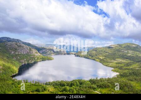 Ein idyllischer Blick auf den See Revsvatnet, Rogaland, Norwegen Stockfoto