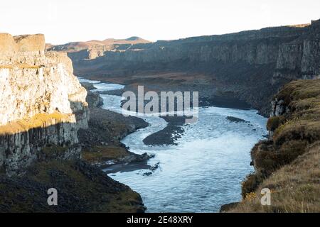 Fluss Jökulsá á Fjöllum in der Nähe des Dettifoss, Wasserfall auf Insel, Wasserfall des Gletscherfluß, Gletscherfluss, Jökulsárgljúfur-Nationalpark, Stockfoto