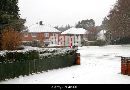 Am frühen Morgen Schneefall im Winter in einem Wohngebiet am Stadtrand von Norwich in Hellesdon, Norfolk, England, Großbritannien. Stockfoto