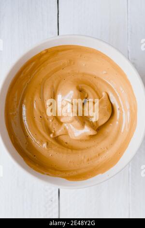 Nahaufnahme von Dalgona Kaffeesahne in einer Schüssel. Ein trendiger Kaffee in Korea. Schlagkaffee. Hohe Ansicht Stockfoto
