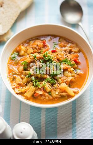Schweinegulasch mit Gemüsesuppe Stockfoto