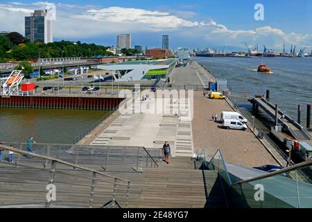 Blick von der Dockland auf das Hamburg Cruise Center Altona und die Norderelbe, Hamburg, Deutschland Stockfoto