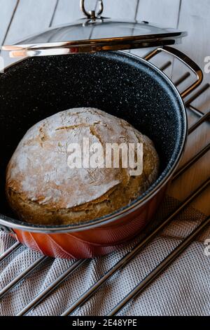 Ein Laib hausgemachtes, in einem gebackenes Brot ohne Kneten Topf Stockfoto