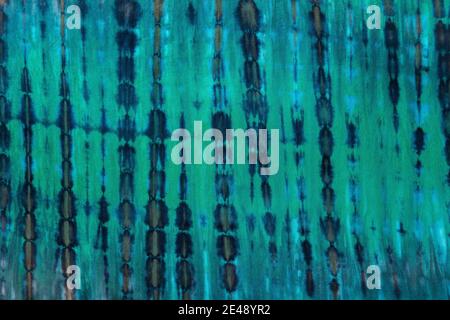 Mehrfarbig blau, grün, schwarz Textil Krawatte Farbstoff Hintergrund. Shibori Muster Konzept. Stockfoto