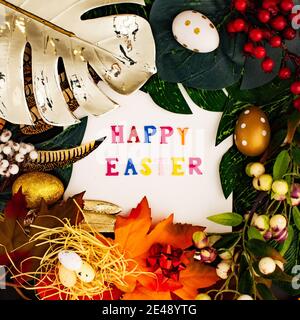 Frohe Ostern. Herzlichen Glückwunsch ostern Hintergrund. Ostereier und Blumen. Flach liegend. Naturkonzept. Stockfoto